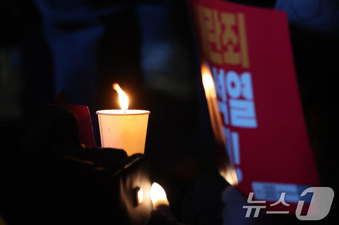 6일 오후 서울 여의도 국회의사당 앞에서 열린 윤석열 대통령의 퇴진 촉구 집회에서 시민들이 촛불을 들고 정권 퇴진을 촉구하고 있다. 2024.12.6/뉴스1 ⓒ News1 이동해 기자