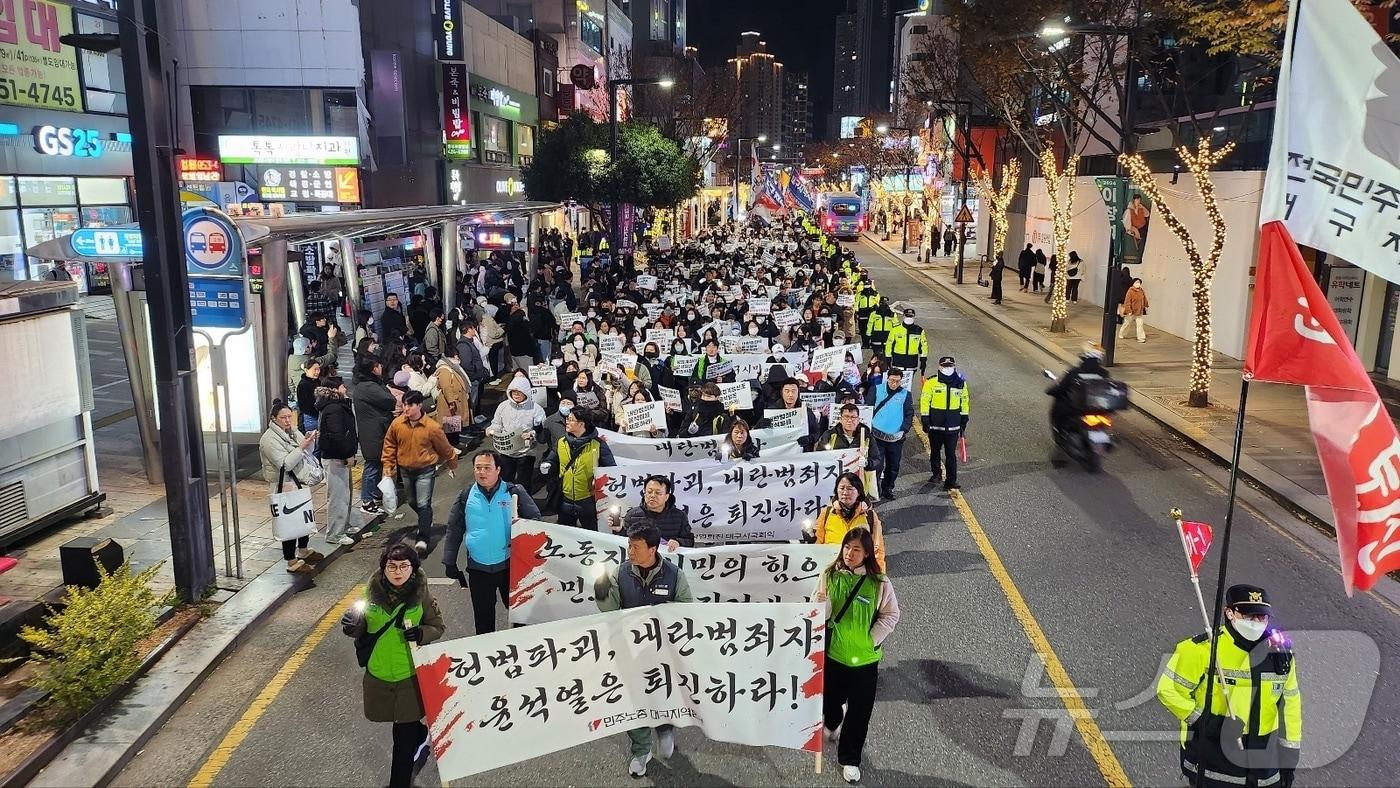 6일 오후 대구 중구 동성로에서 대구시민시국대회에서 참석자들이 윤석열 대통령 퇴진을 촉구하고 있다. 2024.12.6/뉴스1 ⓒ News1 이성덕 기자