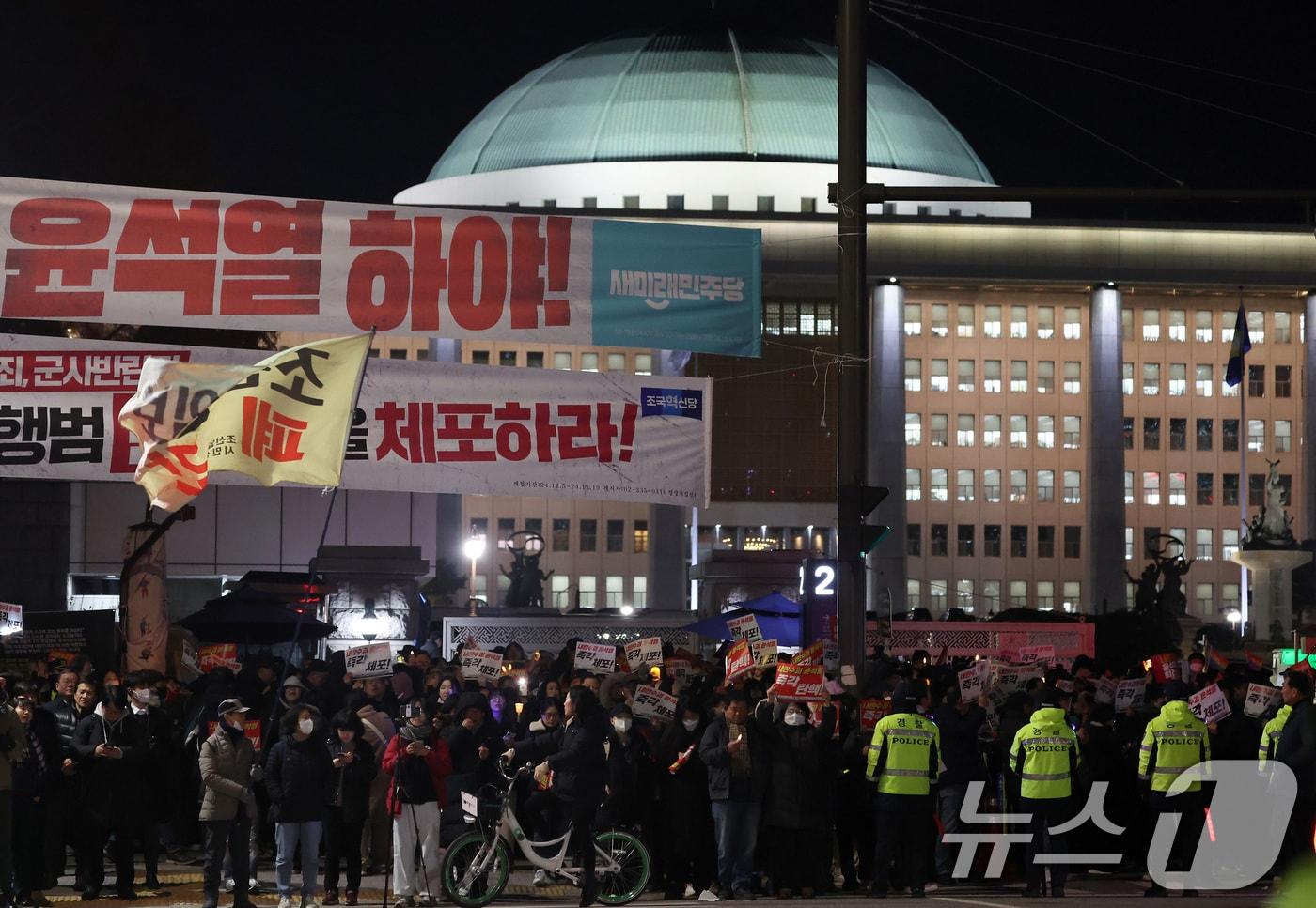 6일 오후 서울 여의도 국회의사당 앞에서 열린 윤석열 대통령의 퇴진 촉구 집회에서 시민들이 촛불을 들고 정권 퇴진을 촉구하고 있다. 2024.12.6/뉴스1 ⓒ News1 이동해 기자