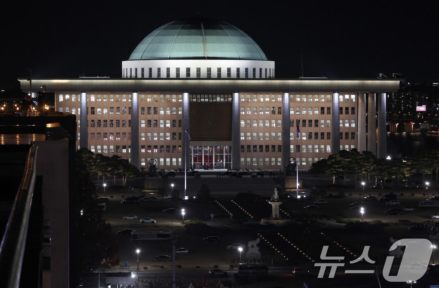 윤석열 대통령 탄핵소추안 표결을 하루 앞둔 6일 오후 서울 여의도 국회의사당의 불이 환하게 켜져 있다. 2024.12.6/뉴스1 ⓒ News1 이동해 기자