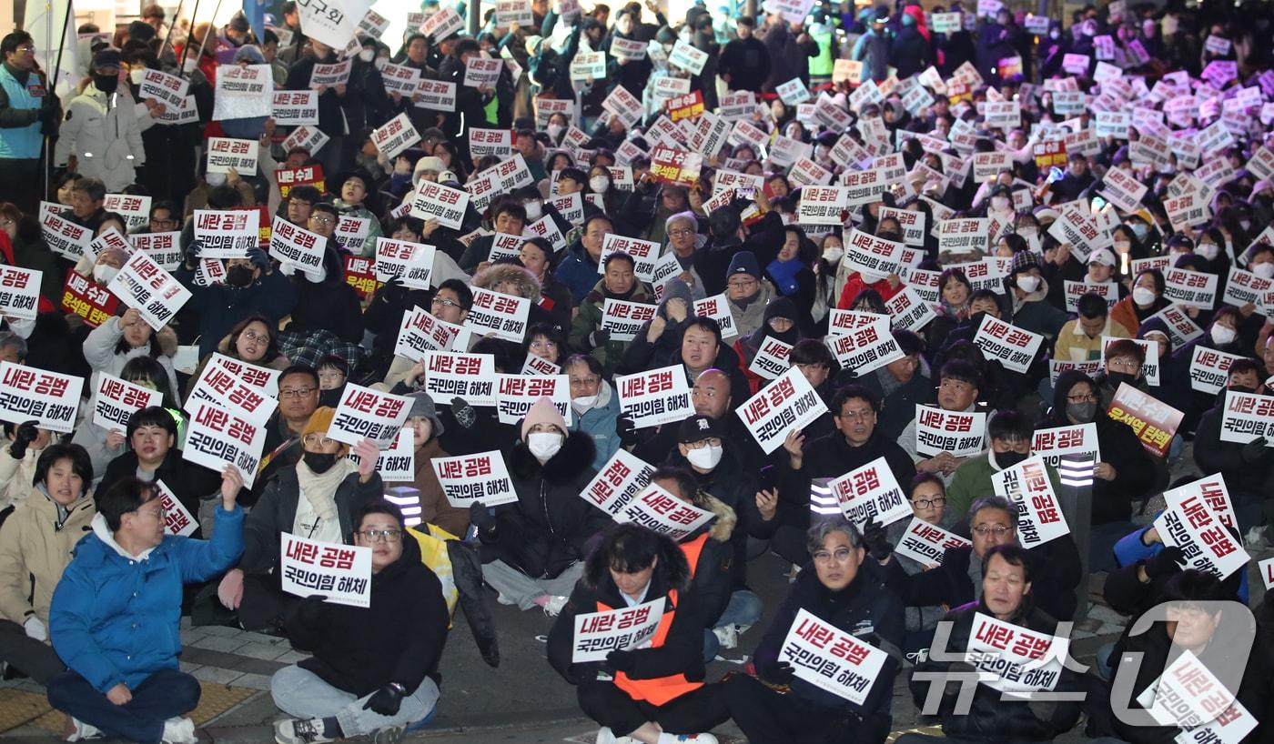 윤석열정권퇴진대전운동본부를 비롯해 시민사회단체 구성원들이 6일 저녁 대전 서구 은하수네거리 일대에서 윤석열 대통령의 퇴진을 촉구하고 있다. 2024.12.6/뉴스1 ⓒ News1 김기태 기자