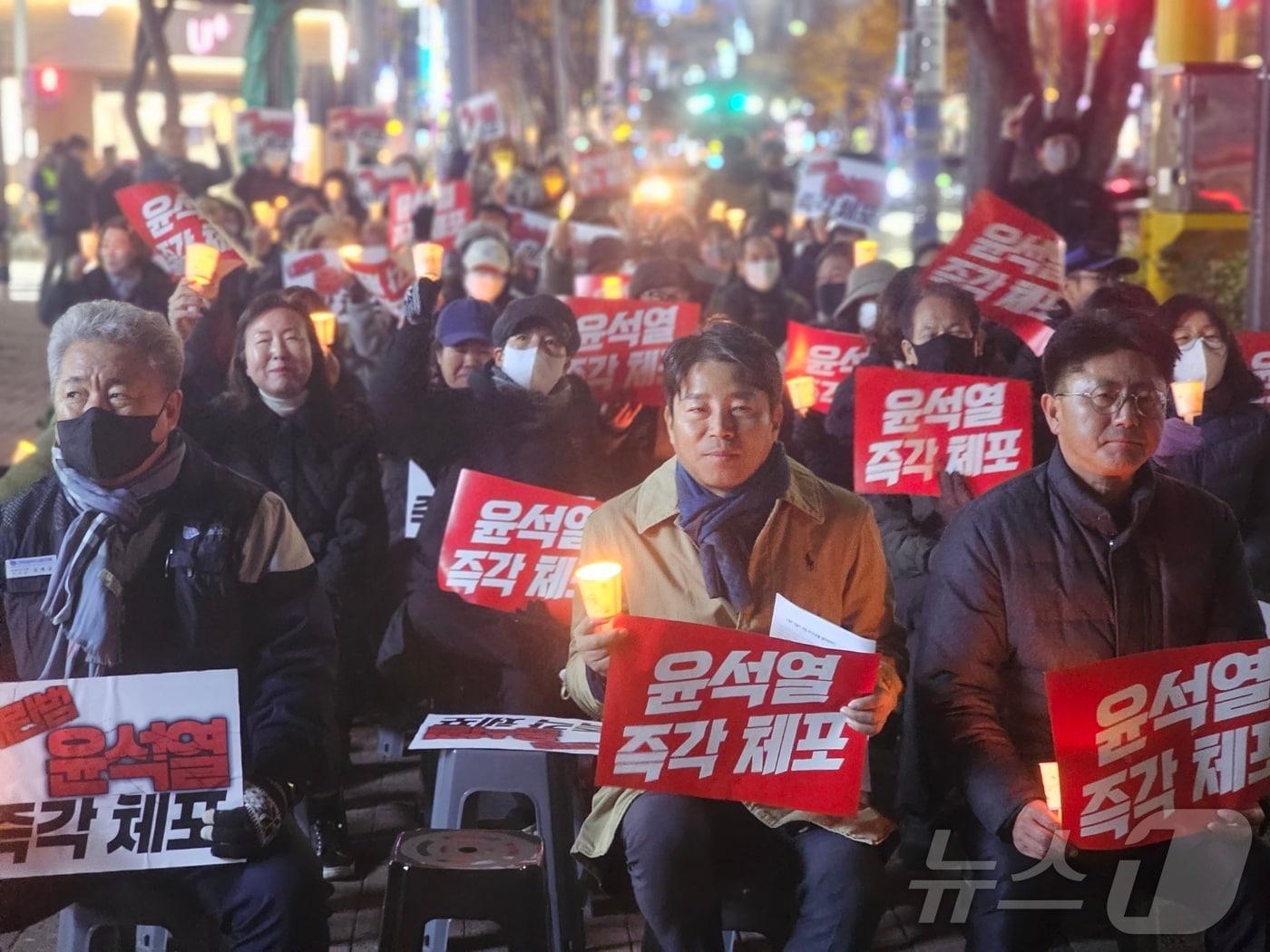 6일 오후 김해시 외동 한국 1차 사거리에서 열린 대통령 탄핵 촉구 집회에서 시민들이 촛불을 들고 탄핵한 가결을 요구하고 있다. 2024.12.6 ⓒ 뉴스1 박민석 기자