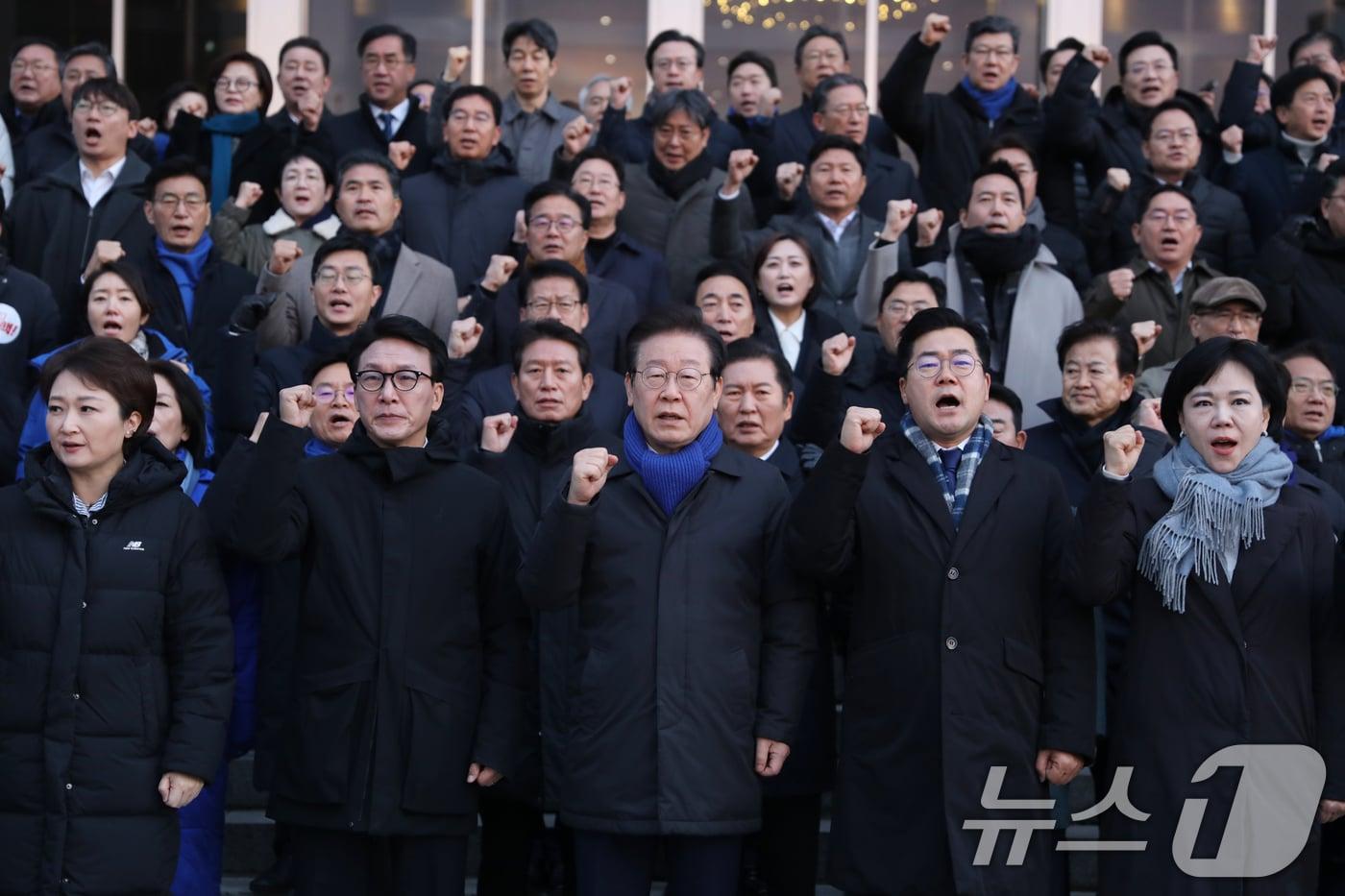 더불어민주당 이재명 대표와 박찬대 원내대표를 비롯한 의원들이 윤석열 대통령 탄핵소추안 표결을 위한 본회의가 예정된 7일 오전 서울 여의도 국회에서 비공개 의원총회를 마친뒤 윤석열 대통령 탄핵 등 구호를 외치고 있다. 2024.12.7/뉴스1 ⓒ News1 이광호 기자