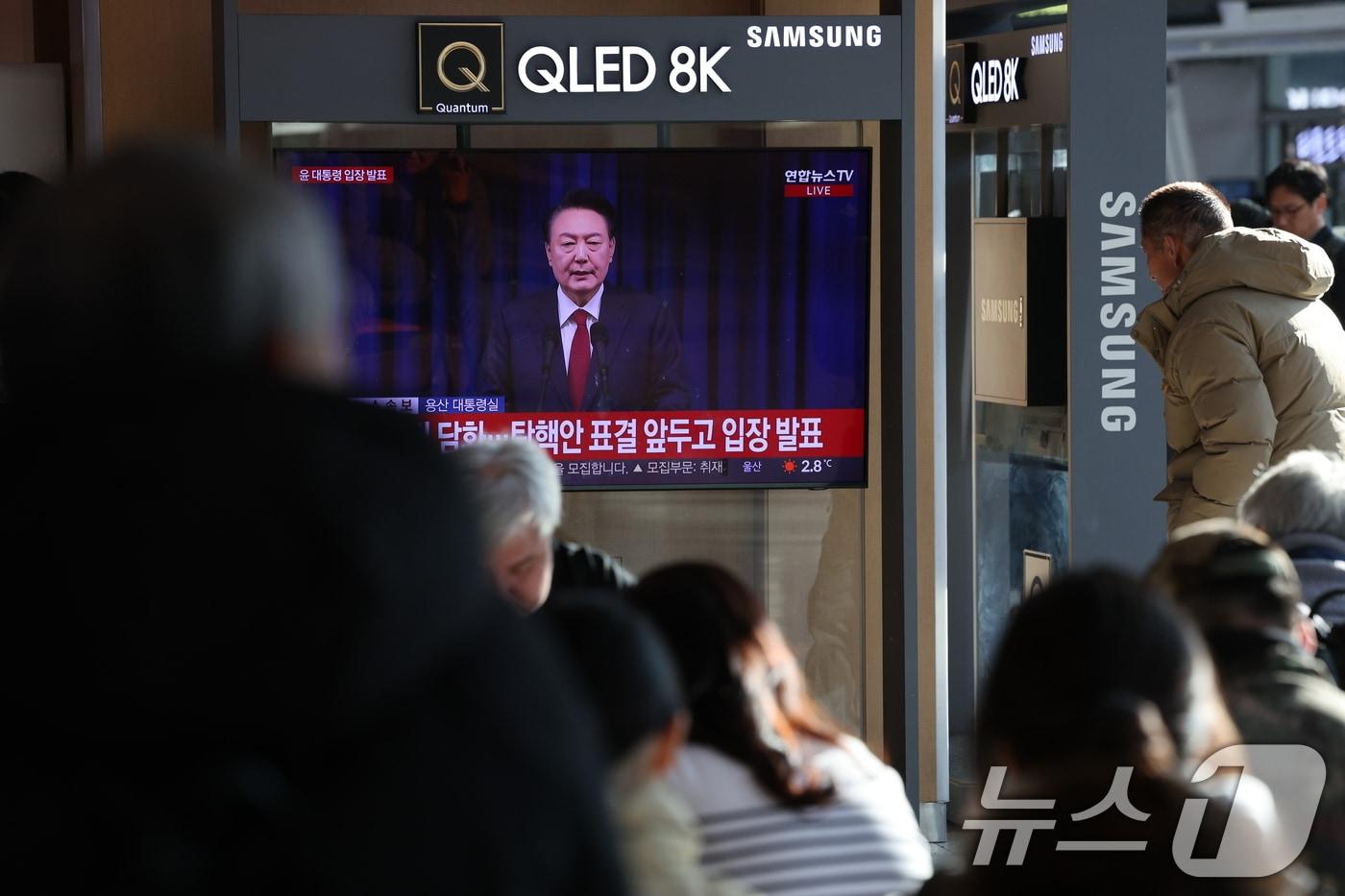 윤석열 대통령에 대한 국회 탄핵안 표결일인 7일 오전 서울역 대합실에서 시민들이 윤 대통령의 대국민 비상계엄 관련 담화를 시청하고 있다./뉴스1 ⓒ News1 신웅수 기자