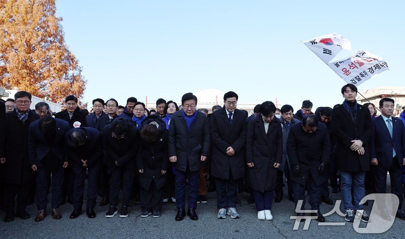 이재명 더불어민주당 대표, 박찬대 원내대표를 비롯한 의원들이 7일 서울 여의도 국회에서 대통령 담화 규탄 의원총회를 마친 후 시민들에게 인사하고 있다. 2024.12.7/뉴스1 ⓒ News1 구윤성 기자