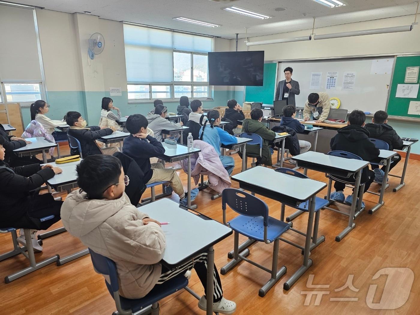 7일 경남의 한 영재교육원 고사실에서 영재 교육 대상자 선발 전형이 치러지고 있다.&#40;경남교육청 제공&#41;