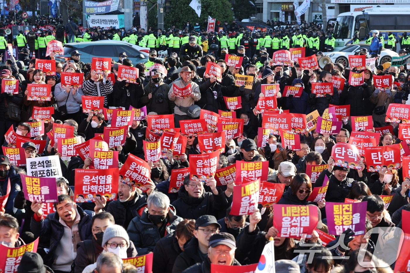 시민사회단체 관계자들이 7일 오후 서울 영등포구 여의도 국회의사당 앞에서 윤석열 대통령에 대한 탄핵안 가결을 촉구하며 구호를 외치고 있다. 2024.12.7/뉴스1 ⓒ News1 신웅수 기자