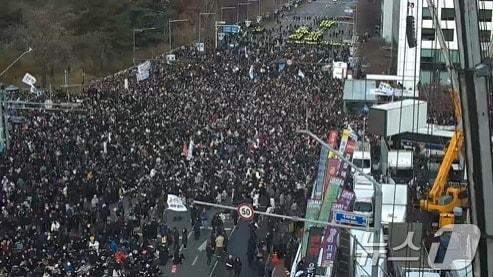 7일 오후 국회 정문 앞 국회대로가 촛불집회 인파로 가득 차 있다. &#40;서울시 교통정보 시스템 CCTV 화면 갈무리&#41;