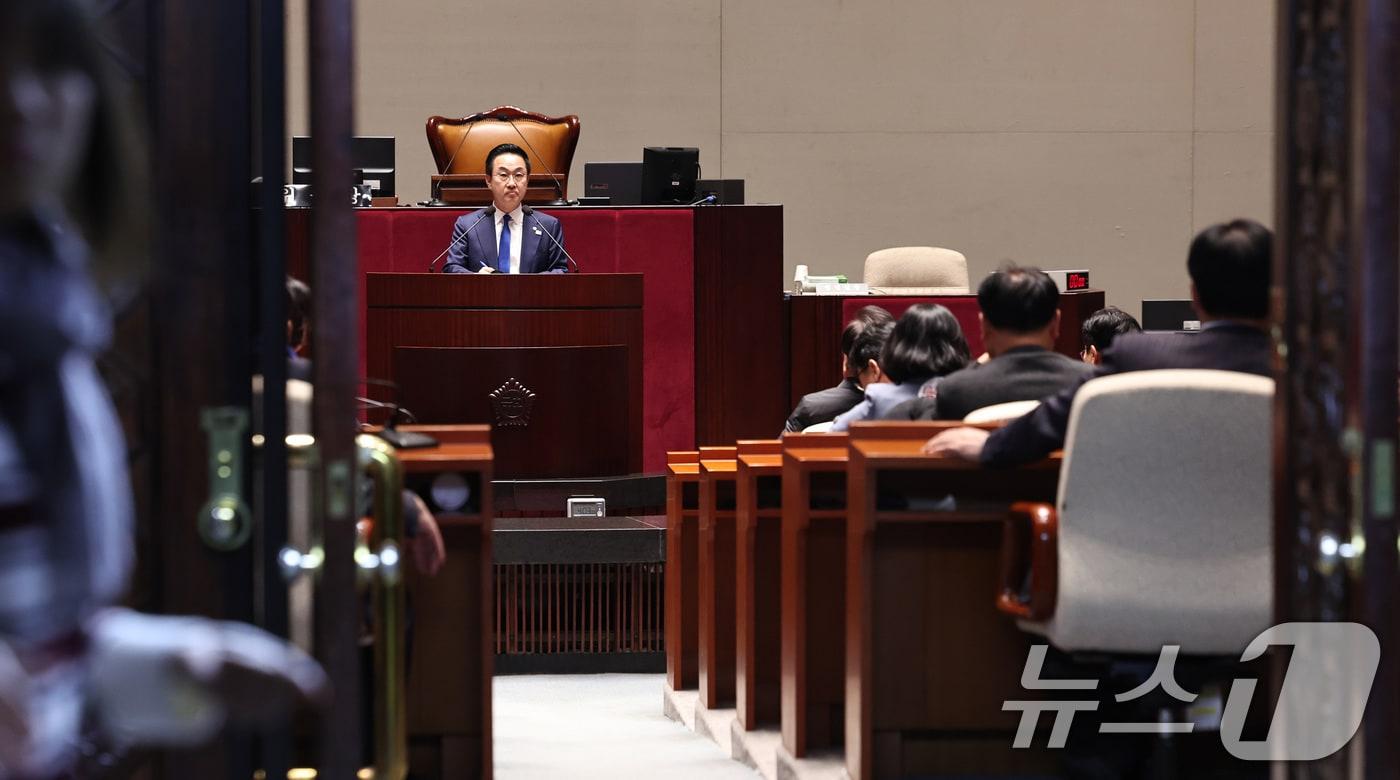 박성준 더불어민주당 원내수석부대표가 7일 오후 서울 여의도 국회 예결위회의장에서 윤석열 대통령 탄핵안 표결을 앞두고 열린 의원총회에서 발언하고 있다. 2024.12.7/뉴스1 ⓒ News1 구윤성 기자