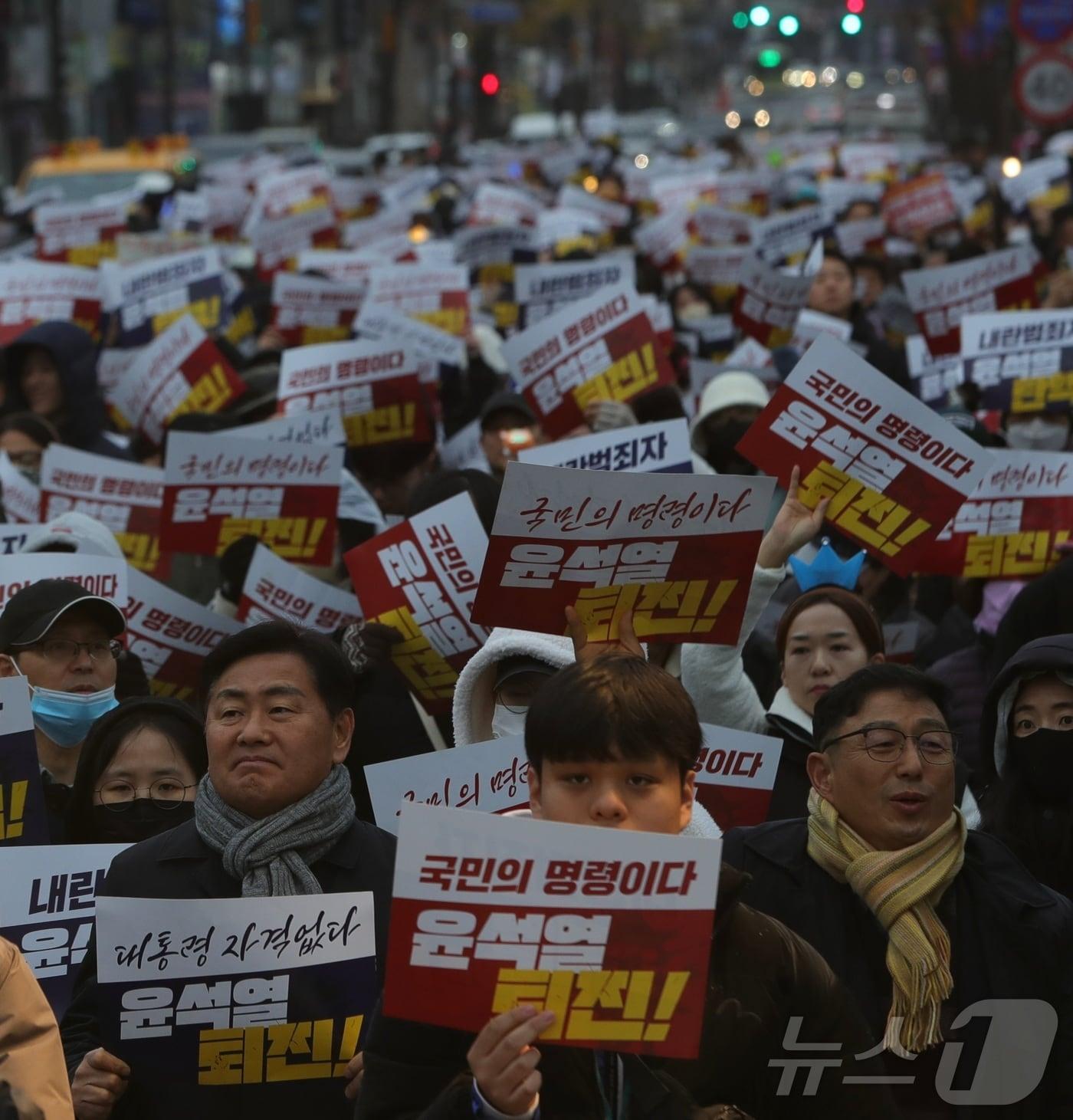 윤석열 대통령 탄핵소추안 표결을 앞둔 7일 전북자치도 전주시 전주객사 앞에서 열린 &#39;윤석열 퇴진 촉구 촛불집회&#39; 참석자들이 구호를 외치고 있다. 2024.12.7/뉴스1 ⓒ News1 유경석 기자