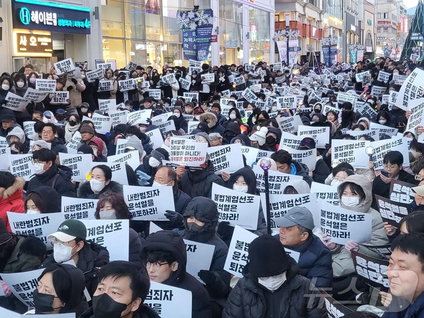 윤석열 대통령에 대한 국회 탄핵안 표결일인 7일 오후 대구 중구 동성로에서 시민들이 윤석열 대통령 탄핵소추안 가결을 촉구하고 있다. 2024.12.7/뉴스1 ⓒ News1 이성덕 기자