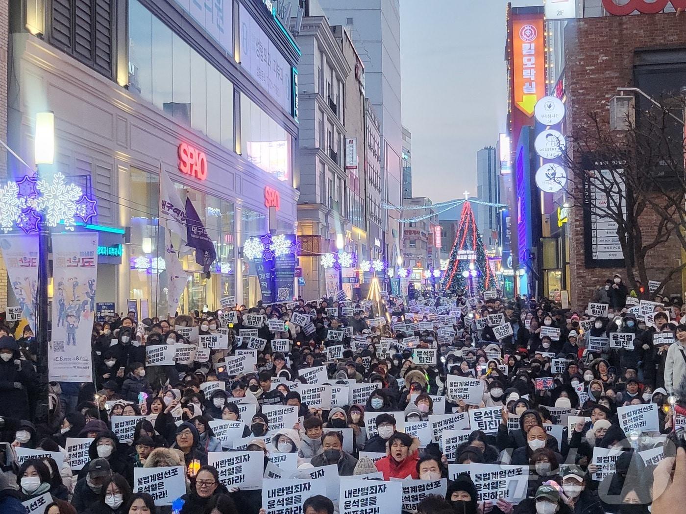 대구 중구 동성로에서 시민들이 윤석열 대통령 탄핵소추안 가결을 촉구하고 있다. 2024.12.7/뉴스1 ⓒ News1 이성덕 기자