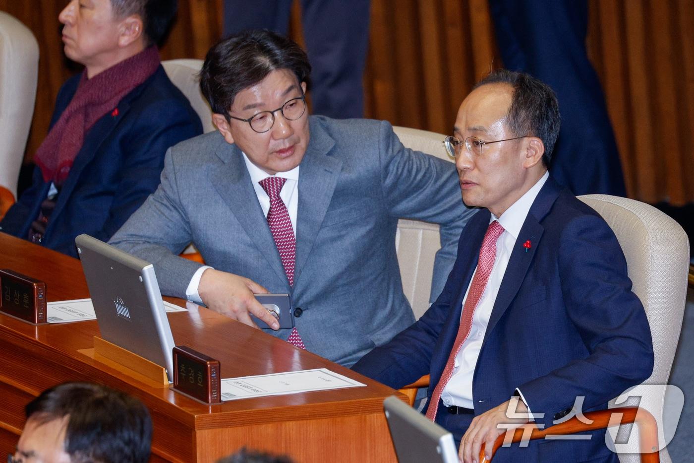 추경호 국민의힘 원내대표&#40;오른쪽&#41;가 윤석열 대통령 탄핵·김건희 여사 특검법 표결을 앞둔 7일 오후 서울 여의도 국회 본회의장에서 권성동 의원과 대화를 나누고 있다. 2024.12.7/뉴스1 ⓒ News1 안은나 기자