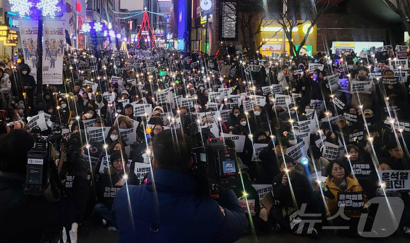 윤석열 대통령에 대한 국회 탄핵안 표결일인 7일 오후 대구 중구 동성로에서 시민들이 윤석열 대통령 탄핵소추안 가결을 촉구하고 있다. 2024.12.7/뉴스1 ⓒ News1 이성덕 기자