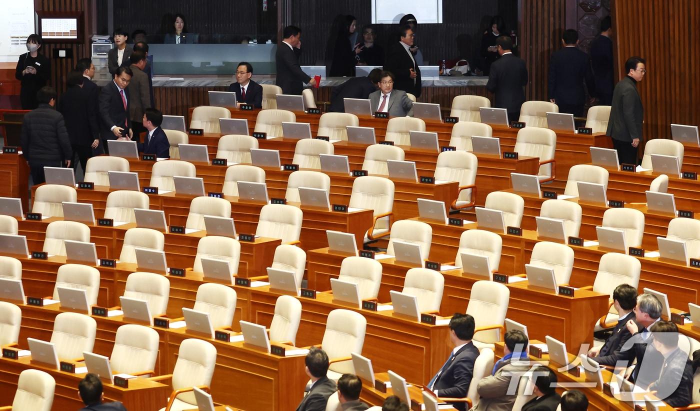 7일 오후 서울 여의도 국회에서 열린 제418회국회&#40;정기회&#41; 제17차 본회의에서 &#39;윤석열 대통령 탄핵소추안&#39;이 안건으로 상정되자 국민의힘 안철수 의원을 제외한 의원들이 퇴장하고 있다. 2024.12.7/뉴스1 ⓒ News1 김민지 기자