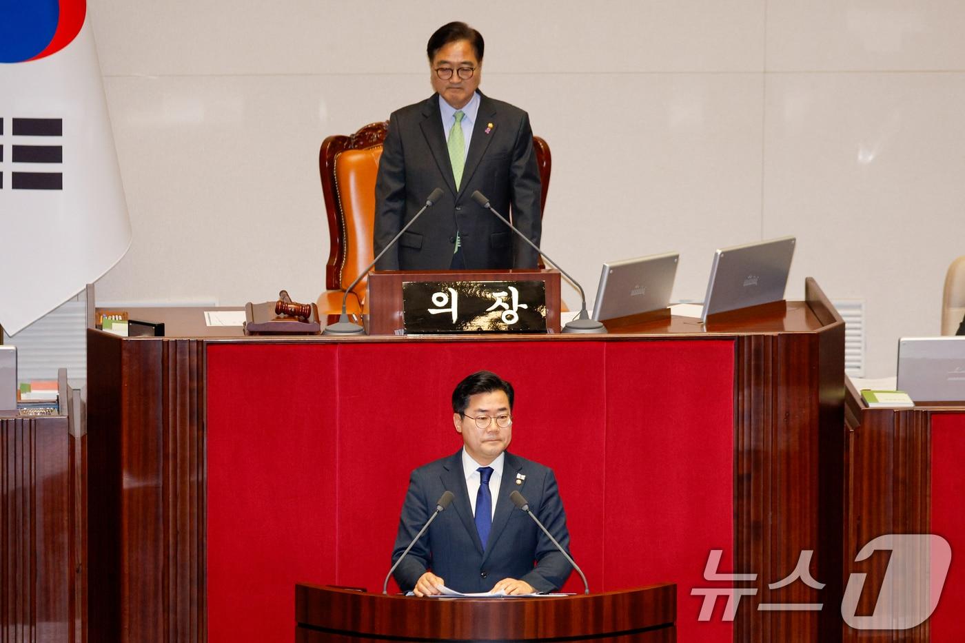 우원식 국회의장과 박찬대 더불어민주당 원내대표가 7일 오후 서울 여의도 국회에서 열린 제418회국회&#40;정기회&#41; 제17차 본회의에서 윤석열 대통령 탄핵소추안 제안설명을 하기 전 굳은 표정을 짓고 있다. 2024.12.7/뉴스1 ⓒ News1 안은나 기자