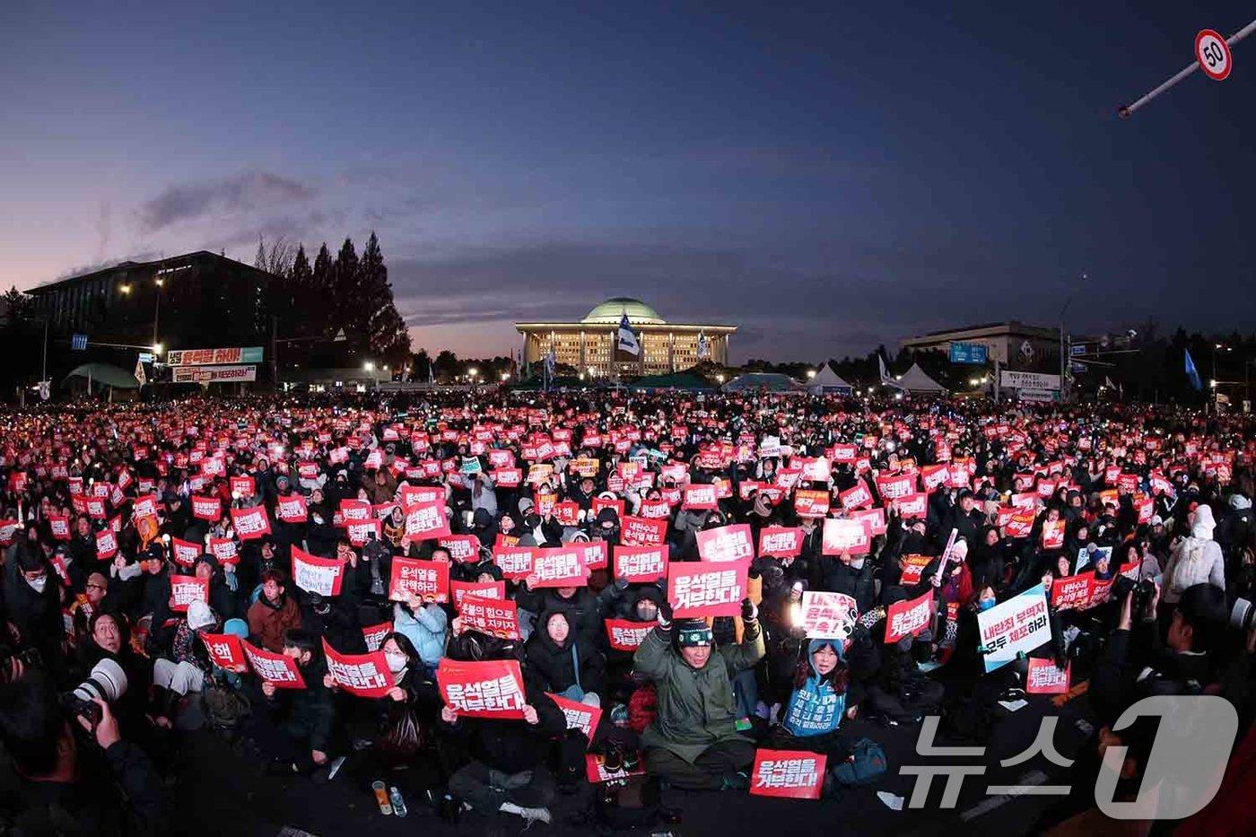 7일 오후 서울 영등포구 여의도 국회의사당 앞에서 열린 &#39;범국민촛불대행진&#39;에서 시민들이 윤석열 대통령의 탄핵소추안 통과를 촉구하며 구호를 외치고 있다. 2024.12.7/뉴스1 ⓒ News1 신웅수 기자