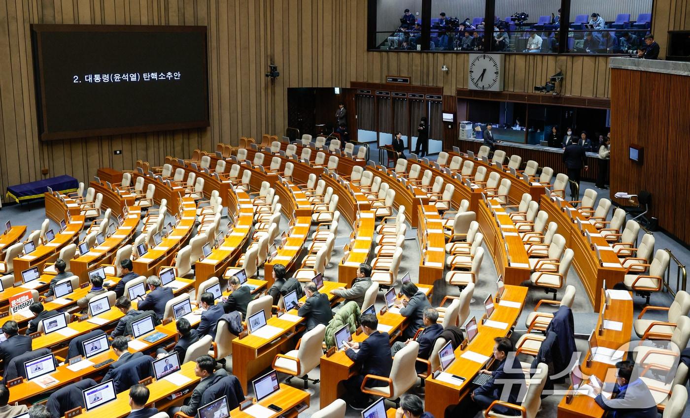 7일 오후 서울 여의도 국회 본회의장에서 윤석열 대통령 탄핵소추안 투표 중 국민의힘 의원석이 비어 있다. 2024.12.7/뉴스1 ⓒ News1 안은나 기자