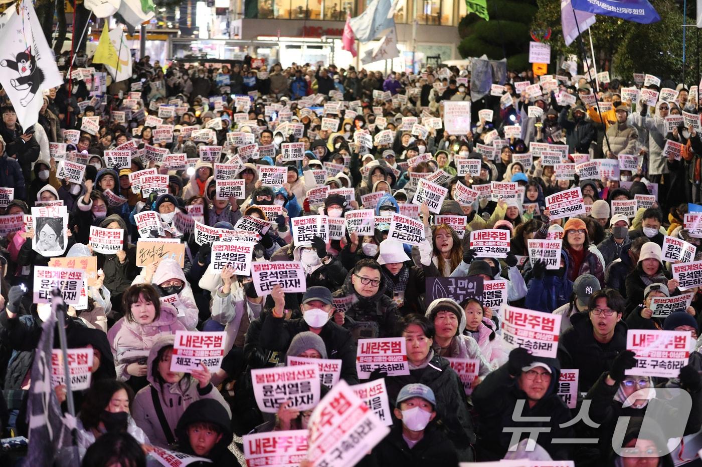 윤석열 대통령 탄핵소추안 표결이 진행 중인 7일 오후 제주시청 앞에서 &#39;윤석열 정권퇴진·한국사회대전환 제주행동&#39; 주최의 윤석열 퇴진 촉구 집회가 열리고 있다. 2024.12.7/뉴스1 ⓒ News1 강승남 기자