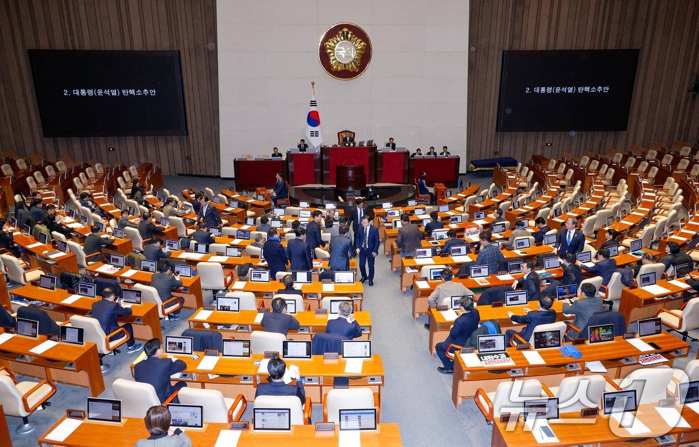 이재명 더불어민주당 대표가 7일 오후 서울 여의도 국회 본회의장에서 윤석열 대통령 탄핵소추안 투표를 마친 뒤 동료 의원들과 악수하고 있다. 2024.12.7/뉴스1 ⓒ News1 안은나 기자