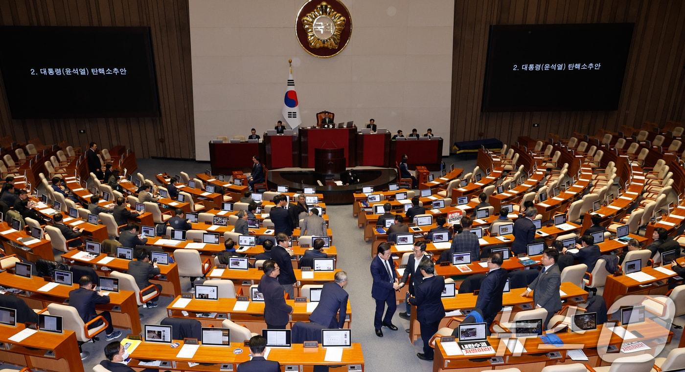 이재명 더불어민주당 대표가 7일 오후 서울 여의도 국회 본회의장에서 윤석열 대통령 탄핵소추안 투표를 마친 뒤 동료 의원들과 악수하고 있다. 2024.12.7/뉴스1 ⓒ News1 안은나 기자