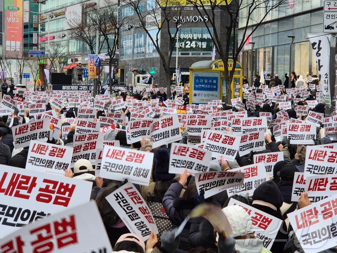 대전 서구 갤러리아타임월드 앞에 모인 윤석열정권퇴진 대전운동본부&#40;이하 운동본부&#41;가 주최한 집회에 참석한 4000여 명의 시민들./최형욱 기자