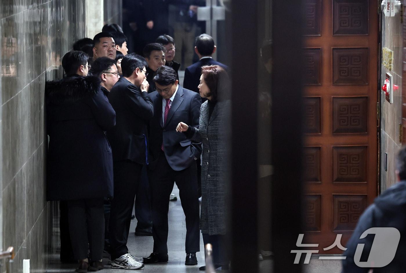 윤석열 대통령의 탄핵소추안에 대한 표결이 진행중인 가운데 윤상현 등 국민의힘 의원들이 7일 오후 서울 여의도 국회 의총장 앞에서 보좌진과 대화하고 있다. 2024.12.7/뉴스1 ⓒ News1 구윤성 기자