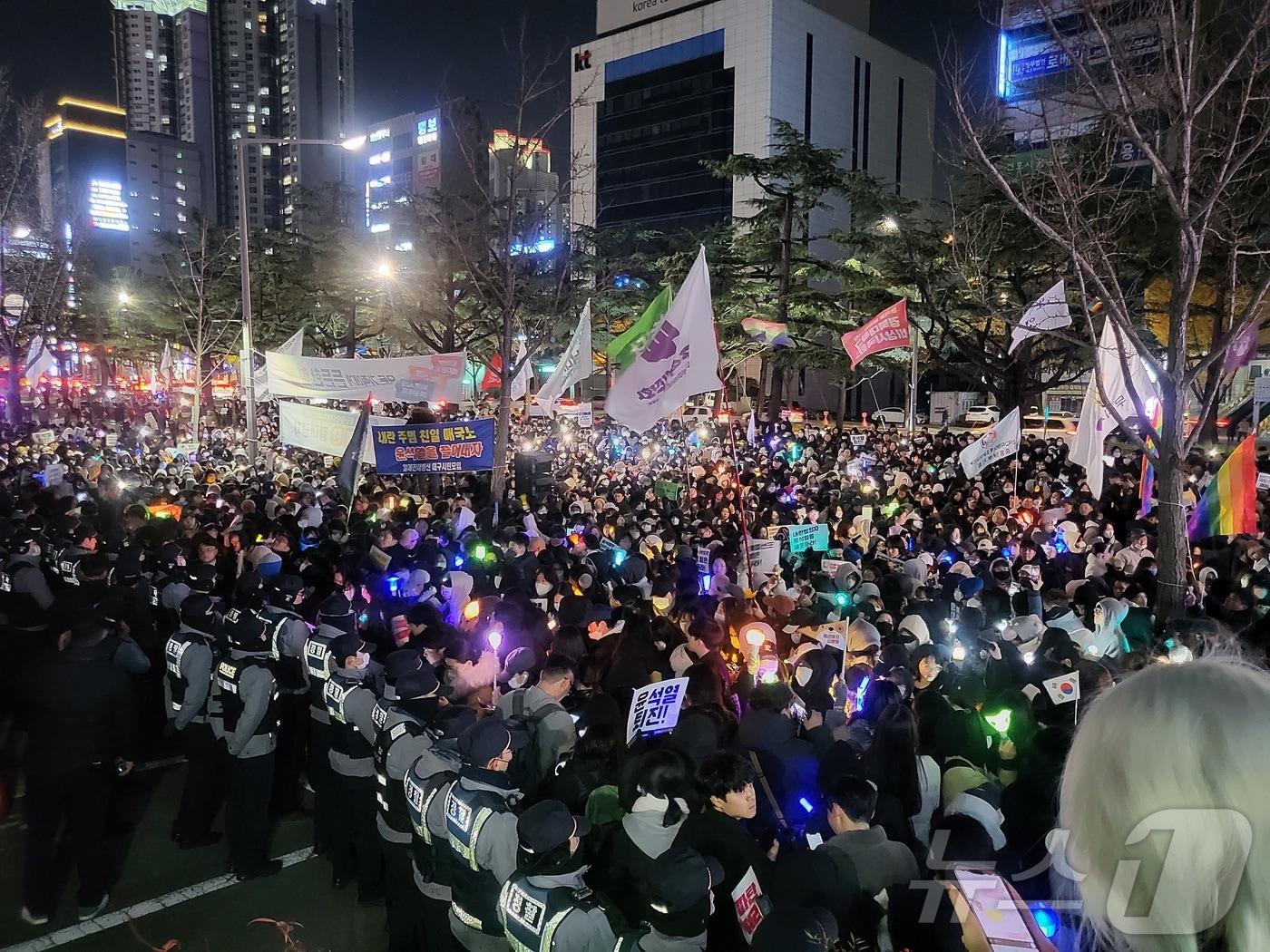 7일 오후 8시40분쯤 대구 수성구 범어동 국민의힘 대구시당에서 시민들이 국민의힘 의원들의 윤석열 대통령 탄핵소추안 투표 참여를 촉구하고 있다 2024.12.7/뉴스1 ⓒ News1 이성덕 기자