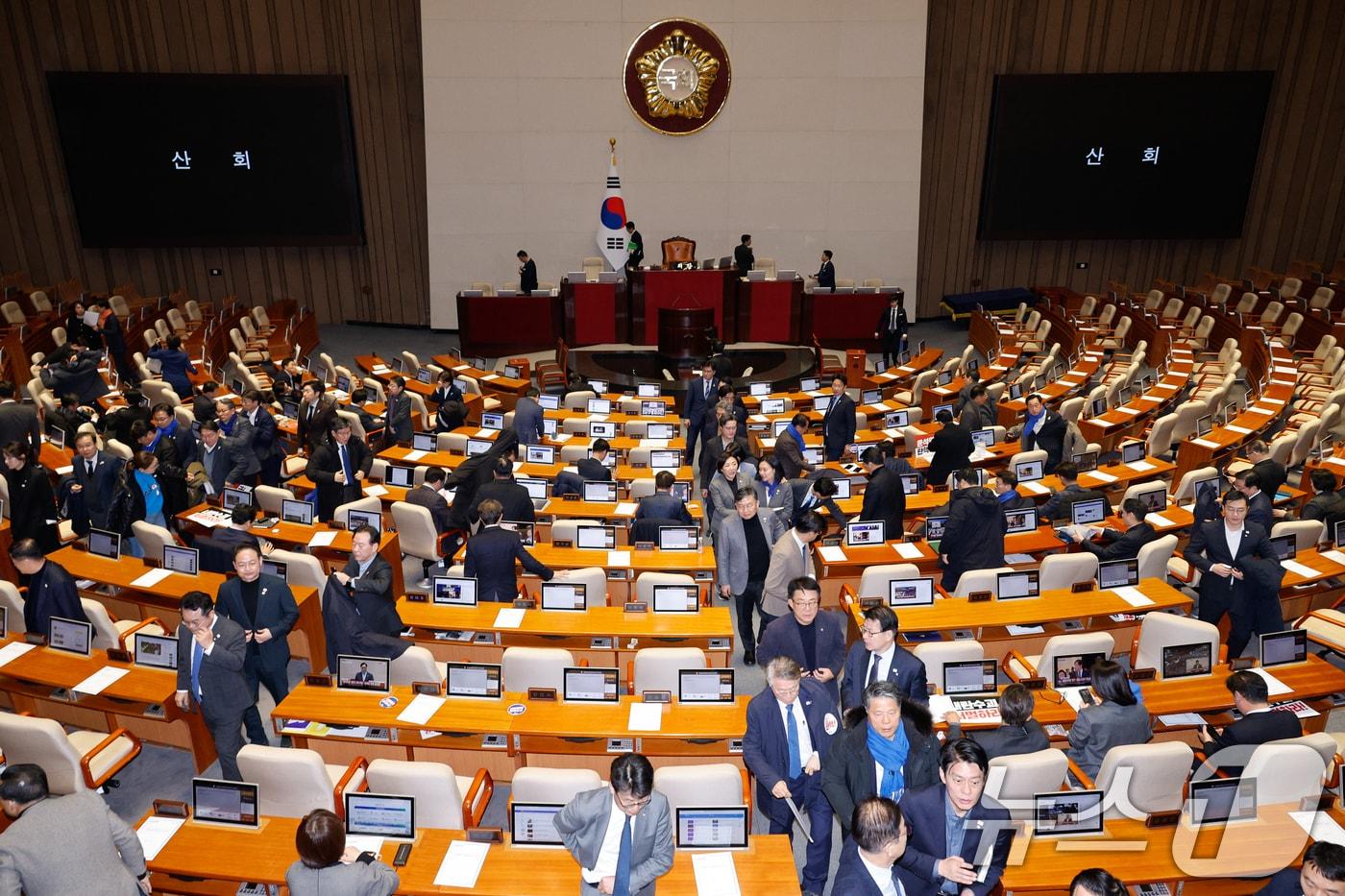 7일 오후 서울 여의도 국회 본회의장에서 윤석열 대통령 탄핵소추안이 의결 정족수 195명으로 미달, 투표 불성립으로 인해 폐기된 뒤 야당 의원들이 퇴장하고 있다. 2024.12.7/뉴스1 ⓒ News1 안은나 기자