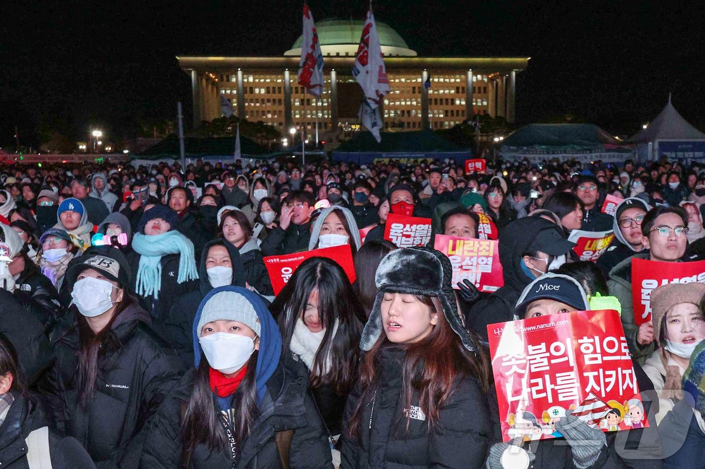 7일 오후 서울 여의도 국회 앞에서 열린 &#39;범국민촛불대행진&#39;에 참가한 시민들이 국민의힘의 표결 불참으로 윤석열 대통령의 탄핵소추안이 폐기되자 허탈해 하고 있다. 2024.12.7/뉴스1 ⓒ News1 신웅수 기자