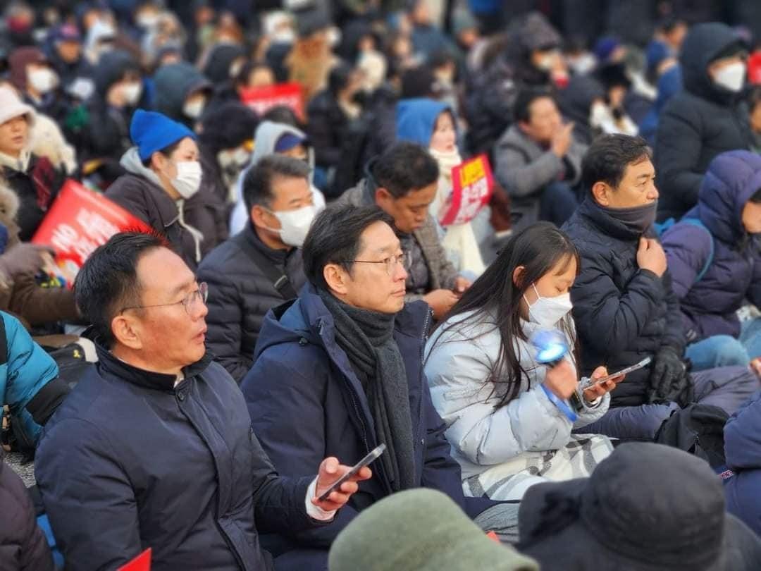 김경수 전 경남도지사는 7일 서울 여의도 국회 앞에서 열린 국민촛불대행진 집회에 민주당원들과 함께 참석했다. &#40;사진 김 전 지사 페이스북&#41;