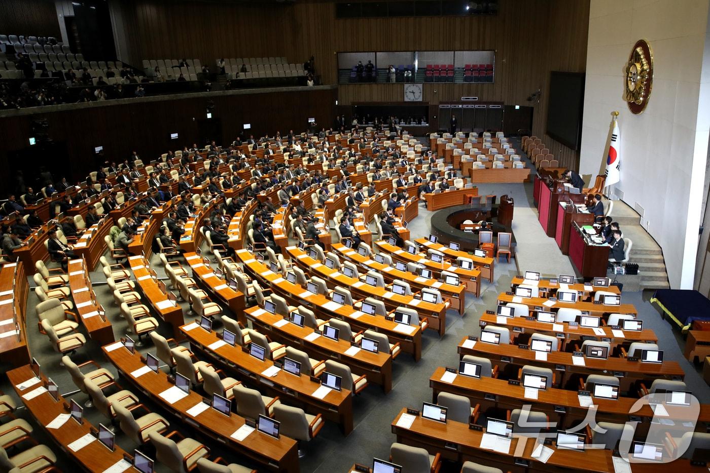 7일 오후 서울 여의도 국회 본회의장에서 윤석열 대통령 탄핵소추안이 의결 정족수 195명으로 미달, 투표 불성립으로 인해 폐기되자 우원식 국회의장이 고개숙이고 있다. 2024.12.7/뉴스1 ⓒ News1 이광호 기자