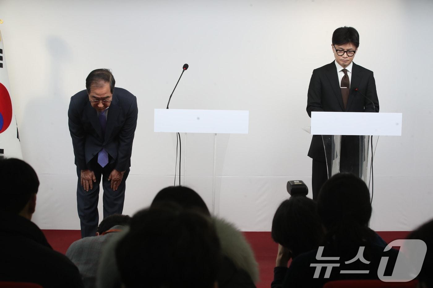 한덕수 국무총리가 8일 오전 서울 여의도 국민의힘 당사에서 &#39;비상계엄 사태&#39; 이후 정국 수습 방안과 관련한 대국민담화 발표전 국민께 사과의 인사를 하고 있다. 2024.12.8/뉴스1 ⓒ News1 이광호 기자