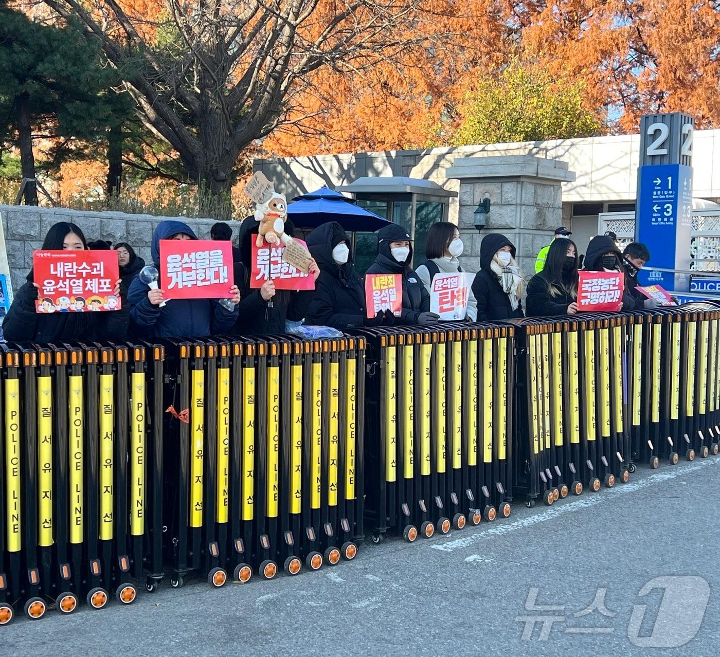 8일 오전 서울 여의도 국회의사당 2번 입구 앞에서 시민들이 윤석열 대통령의 퇴진을 촉구하고 있다. 2024.12.08/뉴스1 ⓒ 뉴스1 김민수 기자