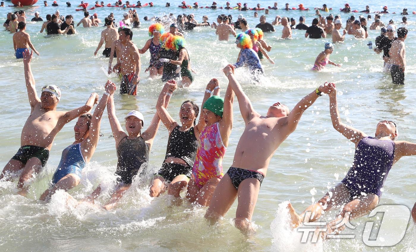 8일 부산 해운대해수욕장에서 열린 제37회 해운대 북극곰축제에서 참가자들이 차가운 겨울 바다에 뛰어들고 있다. 2024.12.8/뉴스1 ⓒ News1 윤일지 기자