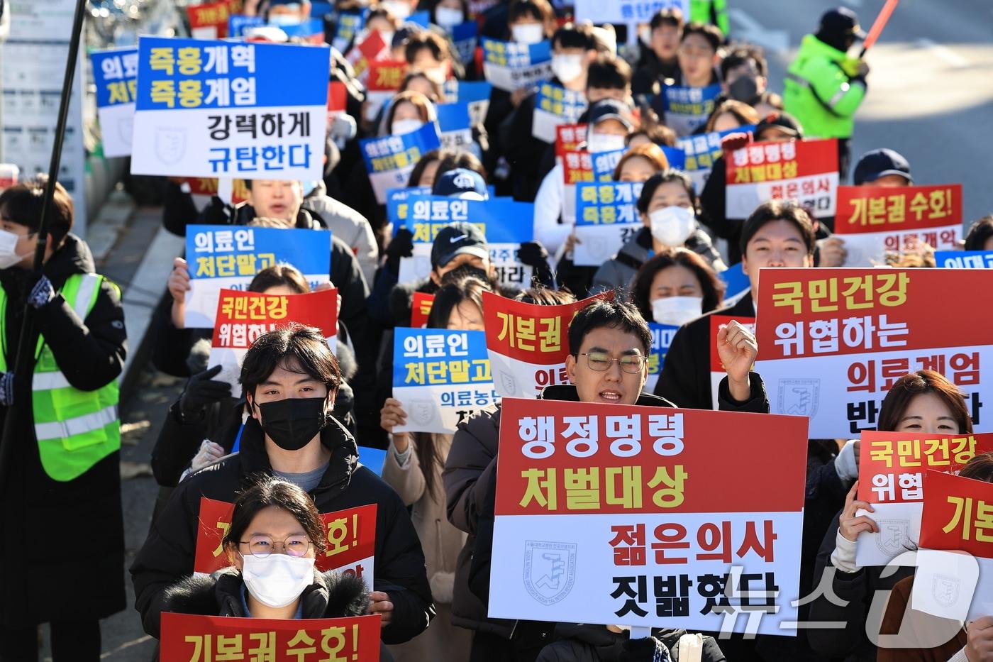 &#39;비상계엄&#39; 무리수에 탄핵 정국으로 이어지며 의대정원 증원 동력이 소멸되고 있는 가운데 서울대병원 전공의협의회 비상대책위원회가 지난 8일 오후 서울 종로구 대학로에서 의료농단·계엄 규탄 집회를 진행하고 있다. 2024.12.8/뉴스1 ⓒ News1 박정호 기자