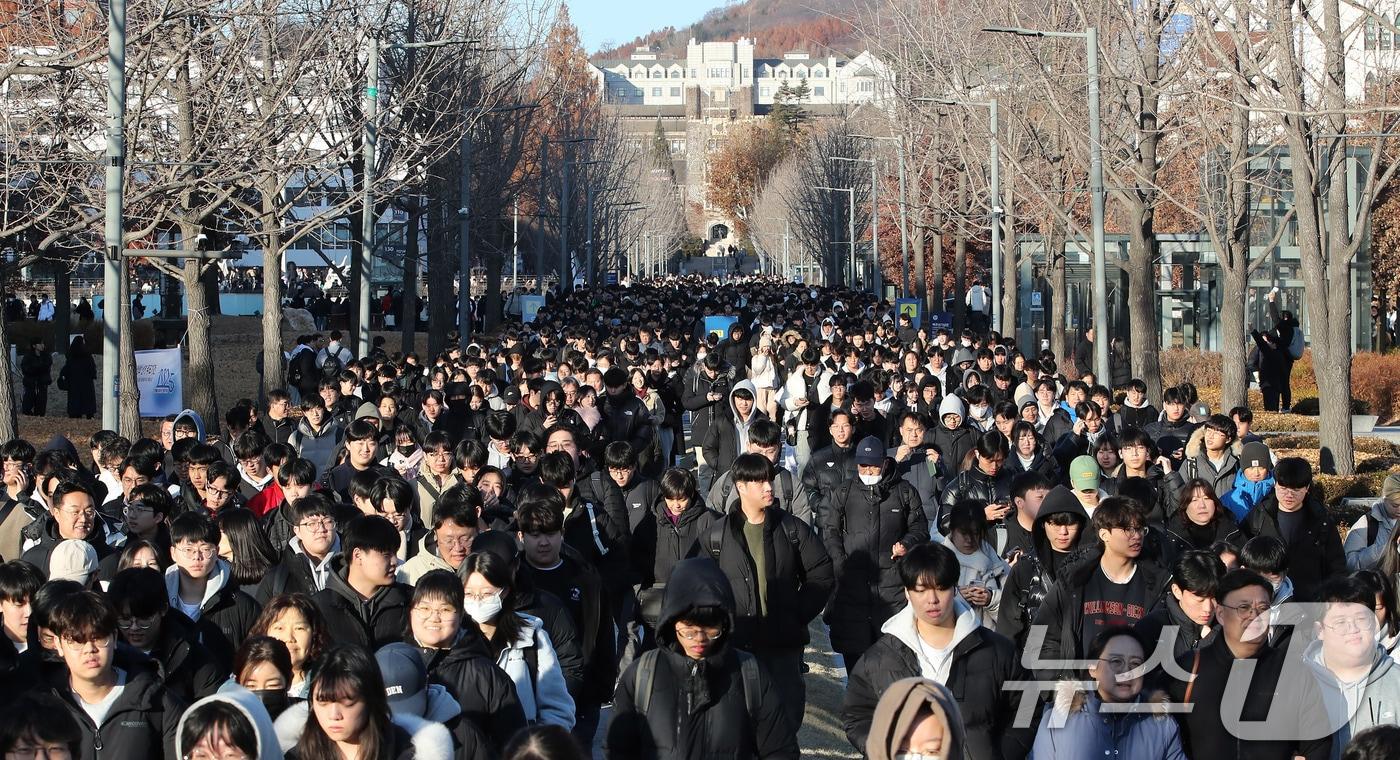 8일 서울 서대문구 연세대학교 신촌캠퍼스에서 열린 2차 논술시험을 마친 수험생들이 시험장을 나서고 있다. 2024.12.8/뉴스1 ⓒ News1 박세연 기자