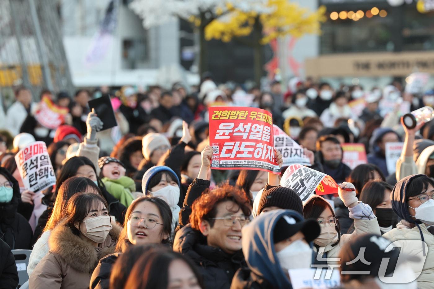 8일 오후 광주 5.18민주광장에서 열린 윤석열 탄핵 ‘헌정유린 내란수괴 윤석열 체포, 구속촉구 제5차 광주시민 총궐기대회’에서 참가한 시민들이 직접 만든 응원봉과 피켓을 들고 구호를 외치고 있다. 2024.12.8./뉴스1 ⓒ News1 김태성 기자