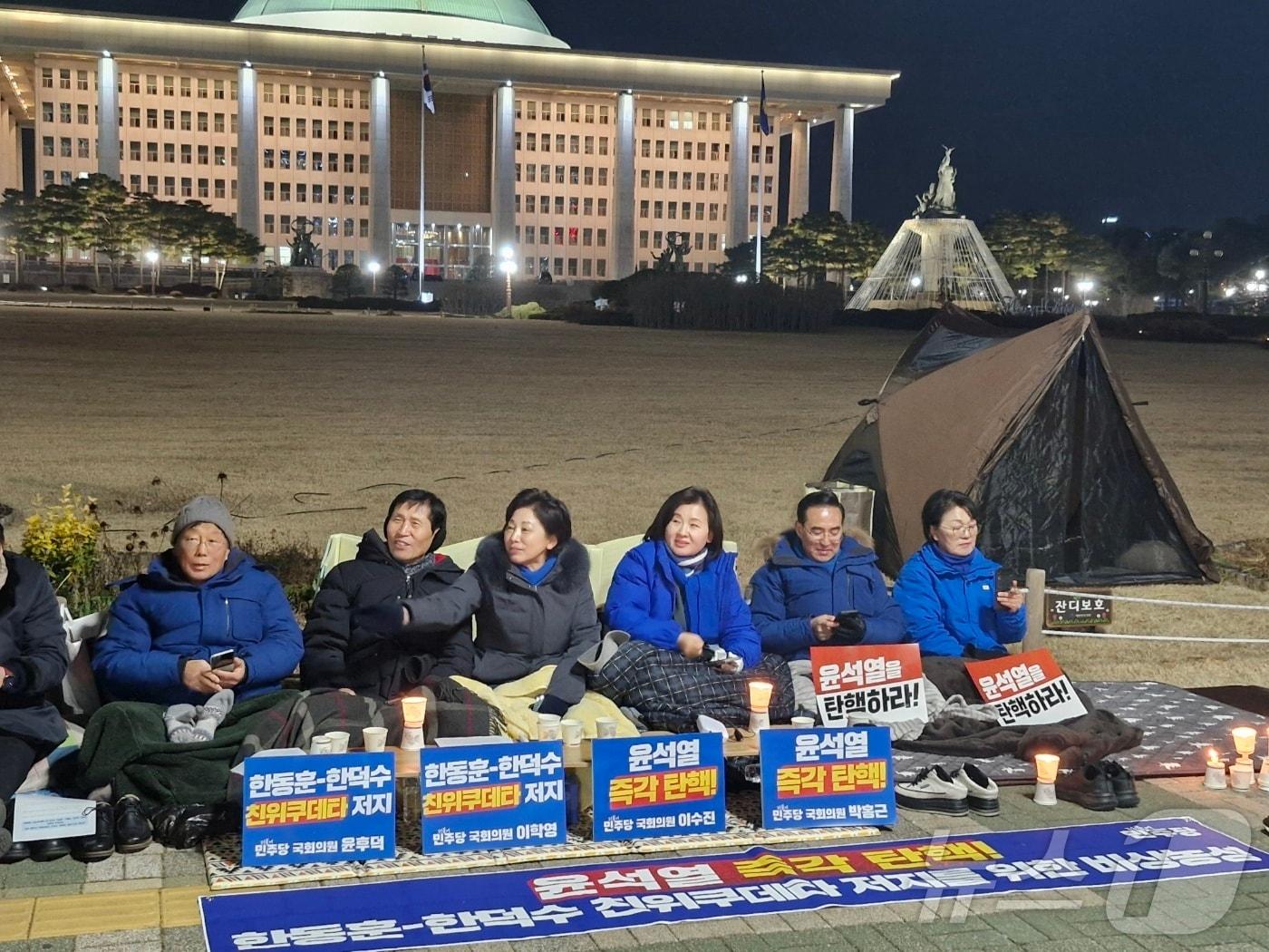 더불어민주당 소속 의원들이 국회 정문 앞에서 &#39;윤석열 즉각 탄핵과 한동훈·한덕수 친위쿠데타 저지를 위한 비상단식농성&#39;을 진행하고 있는 모습 ⓒ 뉴스1 한병찬 기자