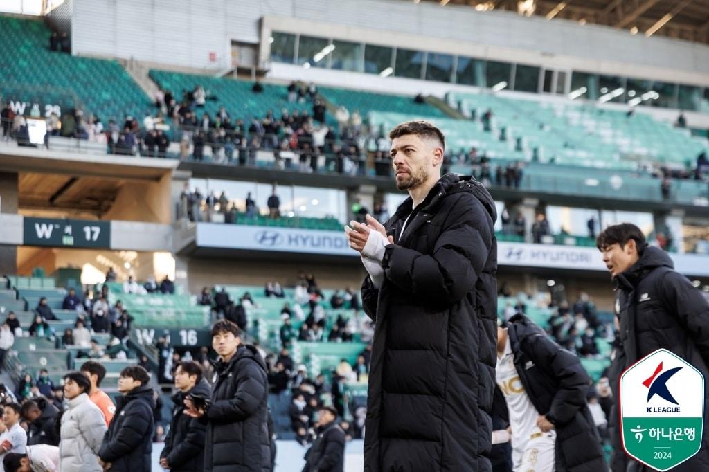 경기를 마친 뒤 박수치는 오스마르&#40;한국프로축구연맹 제공&#41; 