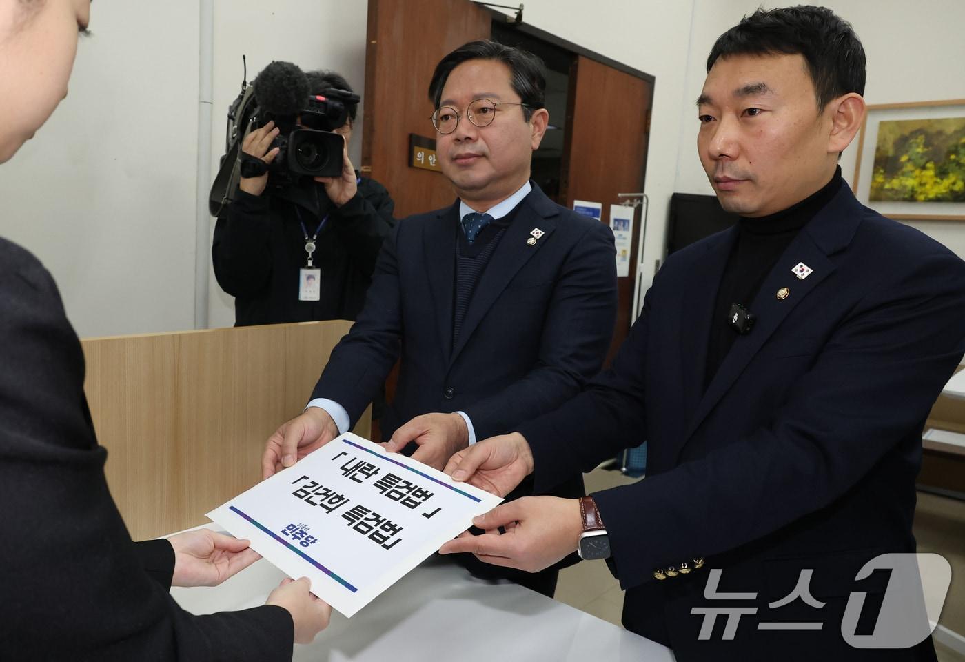 김용민 더불어민주당 원내정책수석부대표&#40;오른쪽&#41;와 김승원 국회 법제사법위원회 야당 간사가 9일 오전 국회 의안과에 &#39;김건희 여사 특검법안&#39;과 &#39;내란 특검법안&#39;을 제출하고 있다. 공동취재사진 ⓒ News1 구윤성 기자