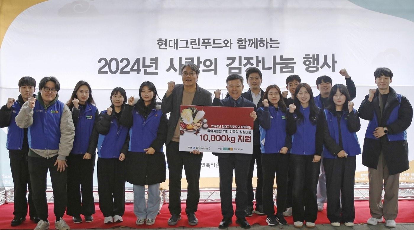 현대그린푸드 임직원이 용인시수지노인복지관에 김장김치를 전달하고 기념사진을 촬영하고 있는 모습. &#40;현대그린푸드 제공&#41;