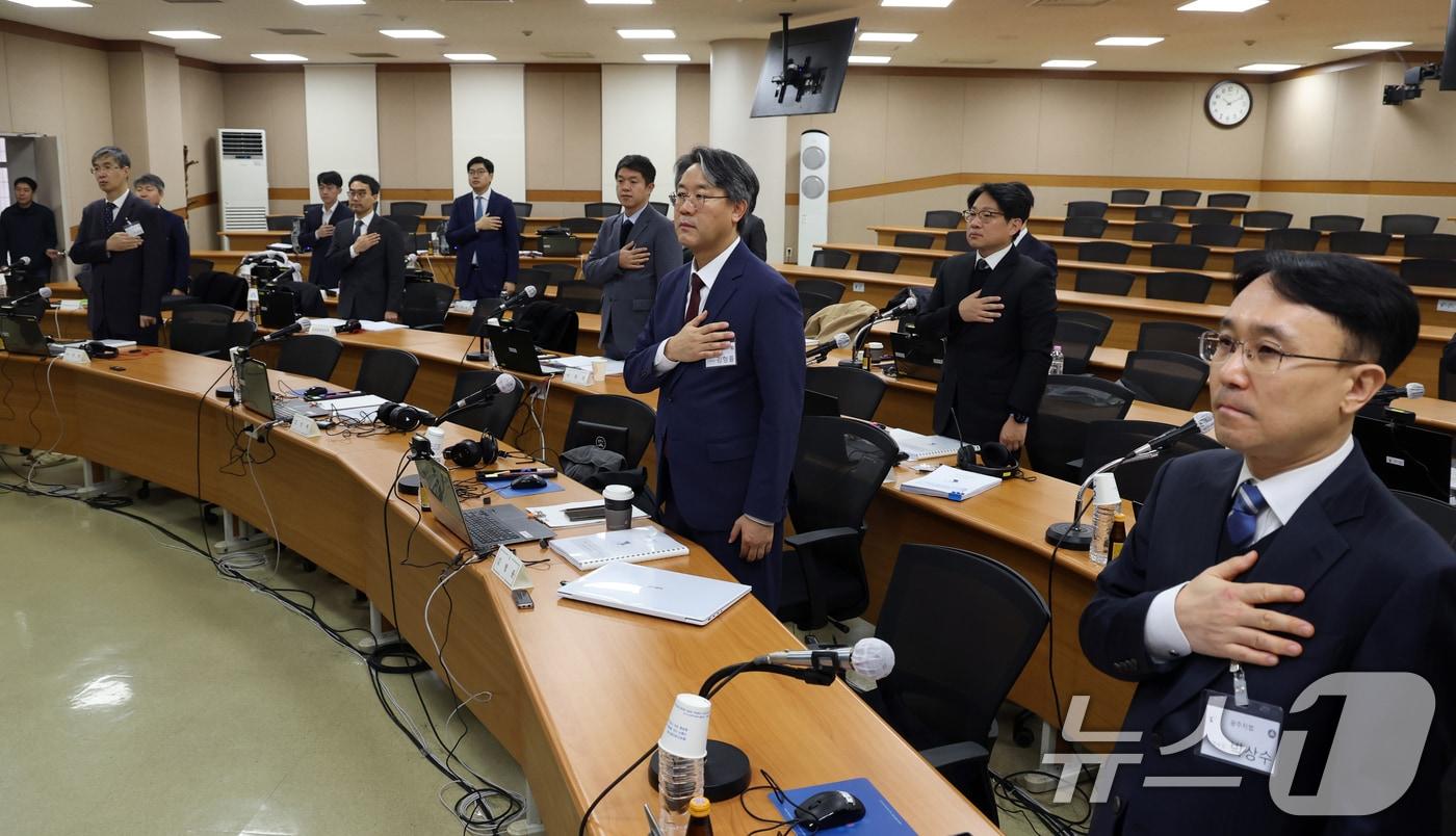 9일 오전 경기 고양시 일산동구 사법연수원에서 열린 전국법관 하반기 정기회의에서 참석자들이 국민의례를 하고 있다. 이날 회의에서는 법원장 추천제와 구속영장 단계의 조건부 석방제 등을 논의할 예정이다. 2024.12.9/뉴스1 ⓒ News1 황기선 기자