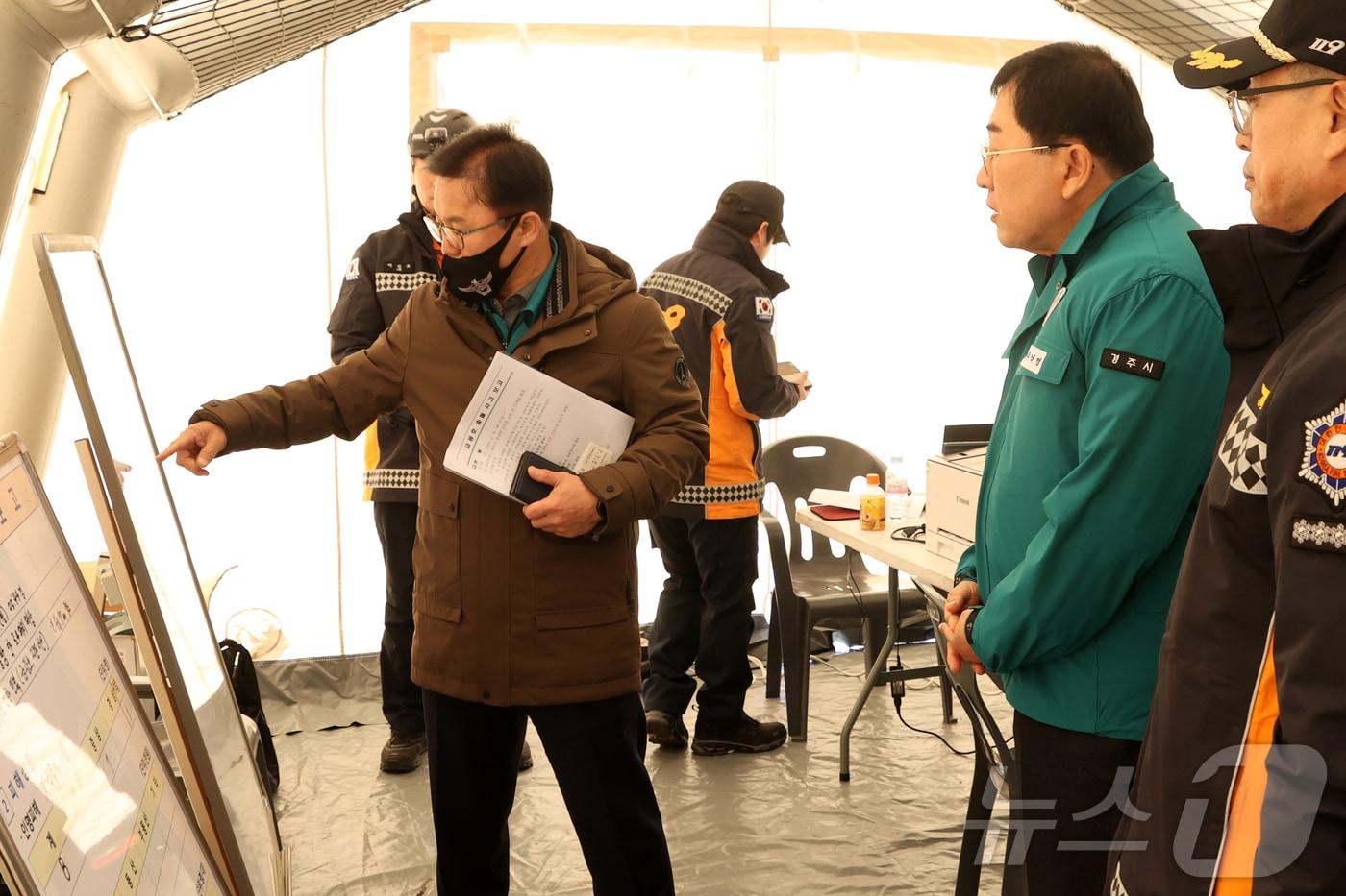 주낙영 경주시장이 9일 오전 감포항 앞바다에서 발생한 어선 충돌사고 현장본부를 찾아 &#34;시 차원의 지원을 아끼지 않겠다&#34;고 말했다. 주 시장이 사고대책본부에서 보고를 받고 있다. &#40;경주시 제공&#41; 2024.12.9/뉴스1 