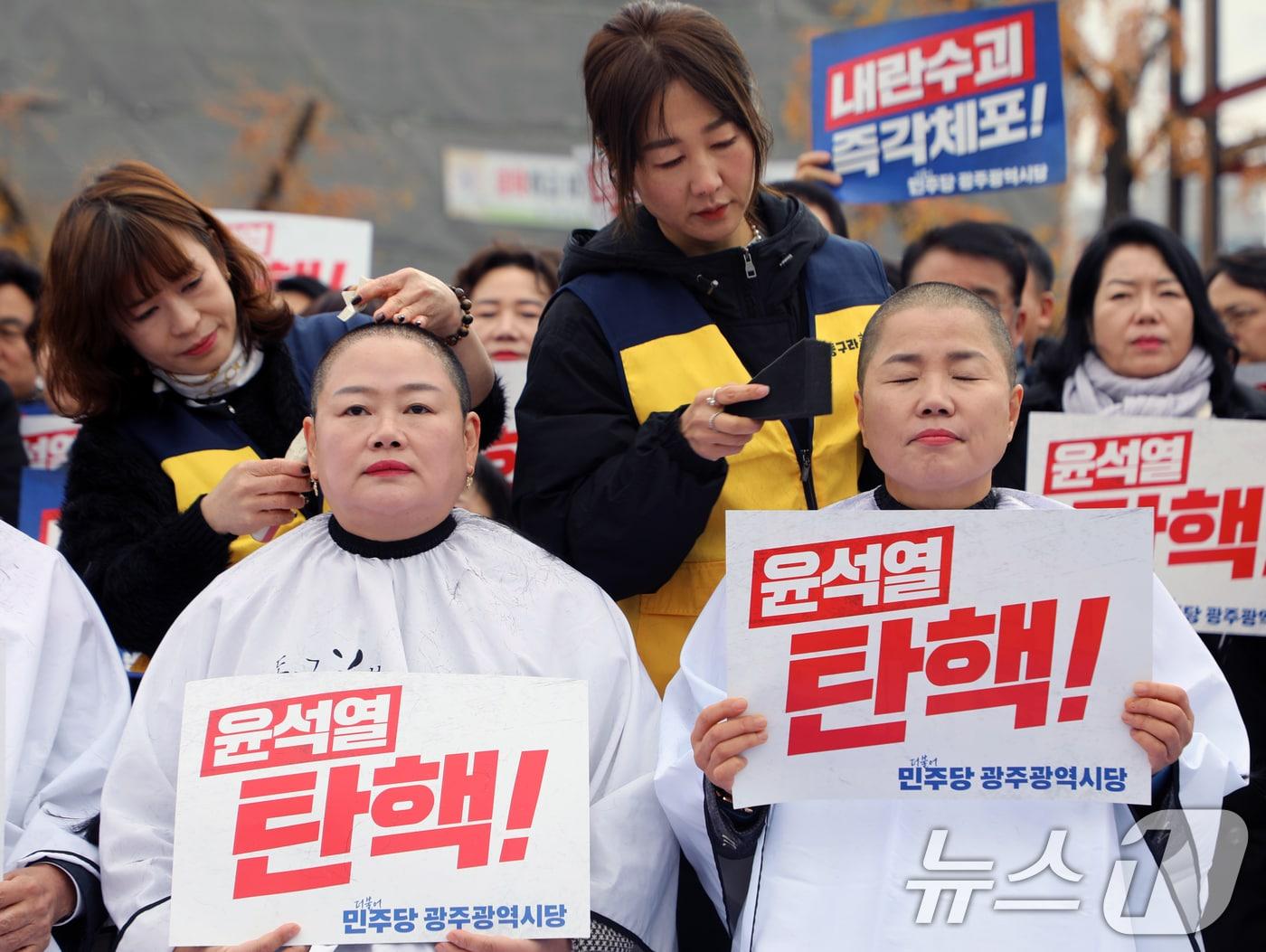 더불어민주당 문선화 광주 동구의원&#40;왼쪽&#41;과 오영순 광주 남구의원&#40;오른쪽&#41; 등 광주 지방의원들이 9일 오후 동구 5·18민주광장에서 &#39;12·3 내란 주범 윤석열 탄핵 즉각 구속 촉구&#39; 성명문을 발표한 후 삭발식을 하고 있다. 2024.12.9/뉴스1 ⓒ News1 이수민 기자