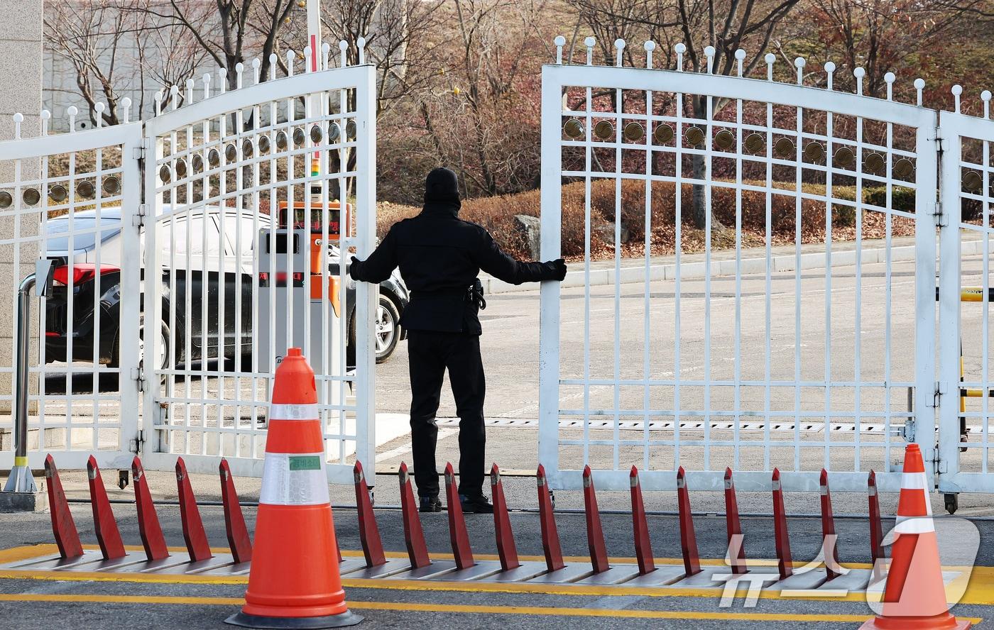 &#39;12·3 비상계엄&#39; 사태를 수사 중인 검찰 비상계엄 특별수사본부가 국군 방첩사령부를 압수수색 중인 것으로 알려진 9일 오후 경기 과천에 위치한 방첩사령부에서 근무자가 출입문을 지키고 있다. 2024.12.9/뉴스1 ⓒ News1 장수영 기자