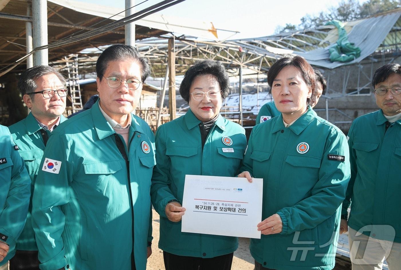 송미령 장관&#40;오른쪽&#41;이 김경희 이천시장&#40;가운데&#41;과 송석준 국회의원&#40;왼족&#41;으로부터 이천시의 폭설 피해 상황에 대한 설명을 듣고 있는 모습.&#40;이천시 제공&#41;