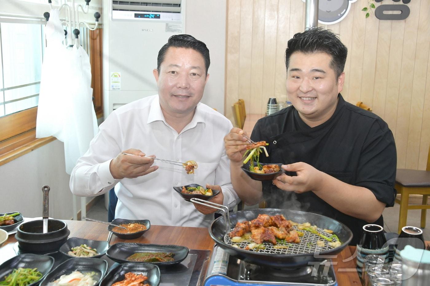 최영일 순창군수&#40;왼쪽&#41;와 이원일 셰프가 순창고추장불고기를 홍보하고 있다.&#40;순창군 제공&#41;/뉴스1 