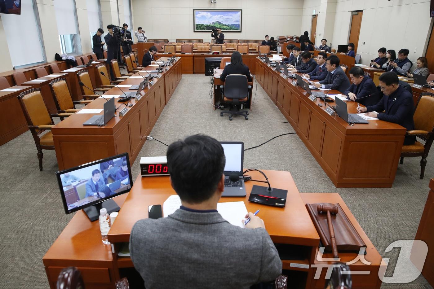 9일 오후 서울 여의도 국회에서 비상계엄 선포 사태와 관련해 열린 환경노동위원회 전체회의에 국민의힘 의원들과 김문수 고용노동부장관 등이 불참해 자리가 비어있다. 2024.12.9/뉴스1 ⓒ News1 이광호 기자