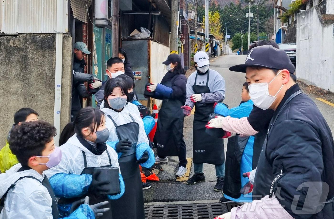 현대차 전주공장은 사랑나눔회가 전북지역 소회 이웃들에게 연탄 2000장을 전달했다고 9일 밝혔다.&#40;전주공장 제공&#41;2024.12.9/뉴스1